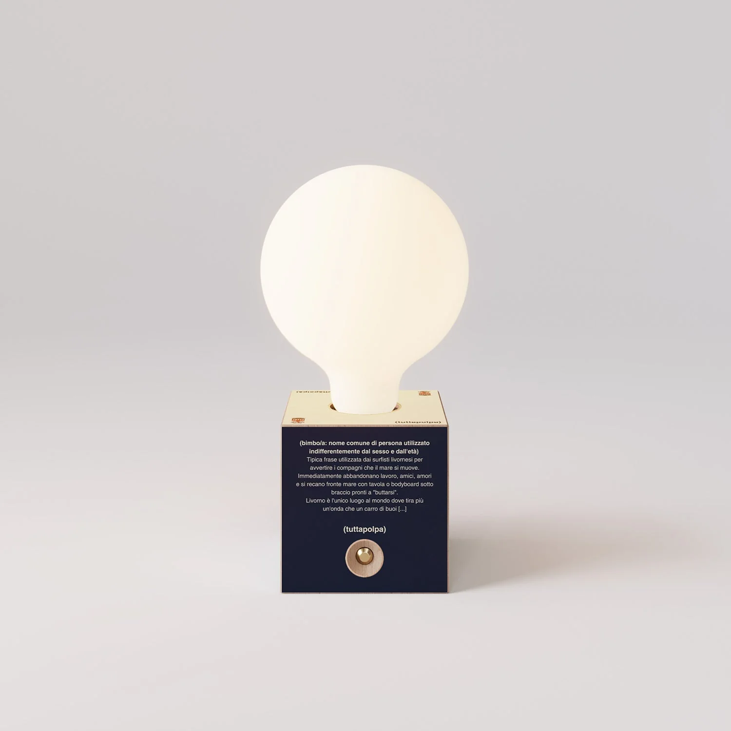 Cabless03 "Bimbi c’è l’onde" battery lamp with porcelain-effect globe bulb - Tuttapolpa - Image 4