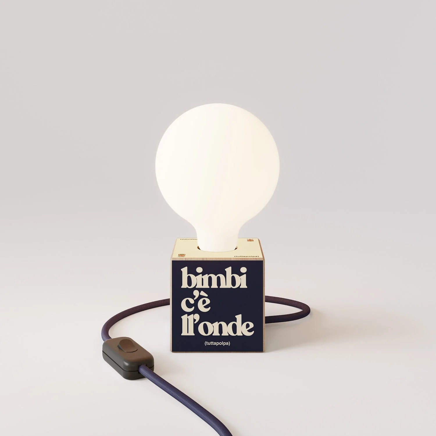 Cubetto table lamp with US plug, “Bimbi c’è l’onde” porcelain-effect globe bulb - Tuttapolpa - Image 4