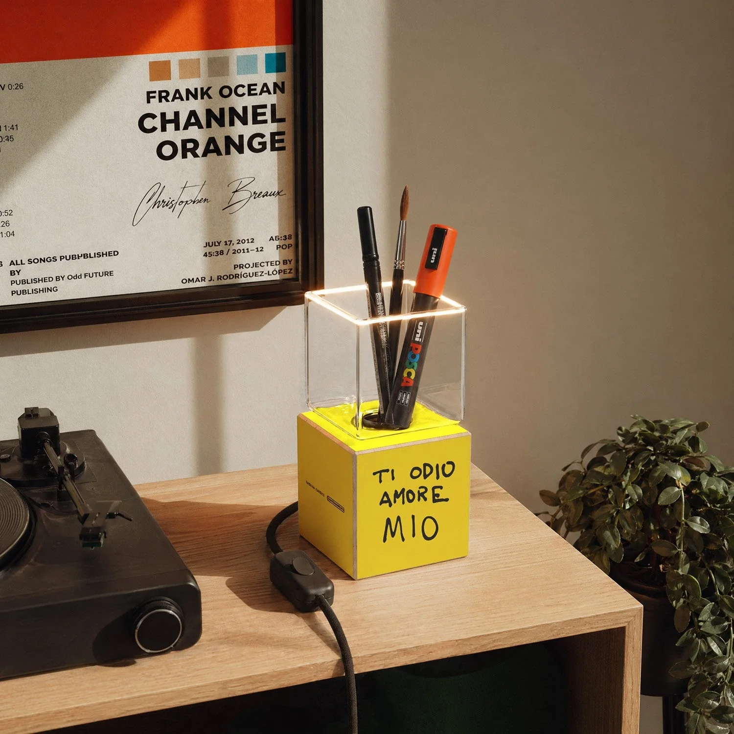 Cubetto Table Lamp "Ti odio amore mio" with UK plug and Ghost light bulb - Santomanifesto - Image 3