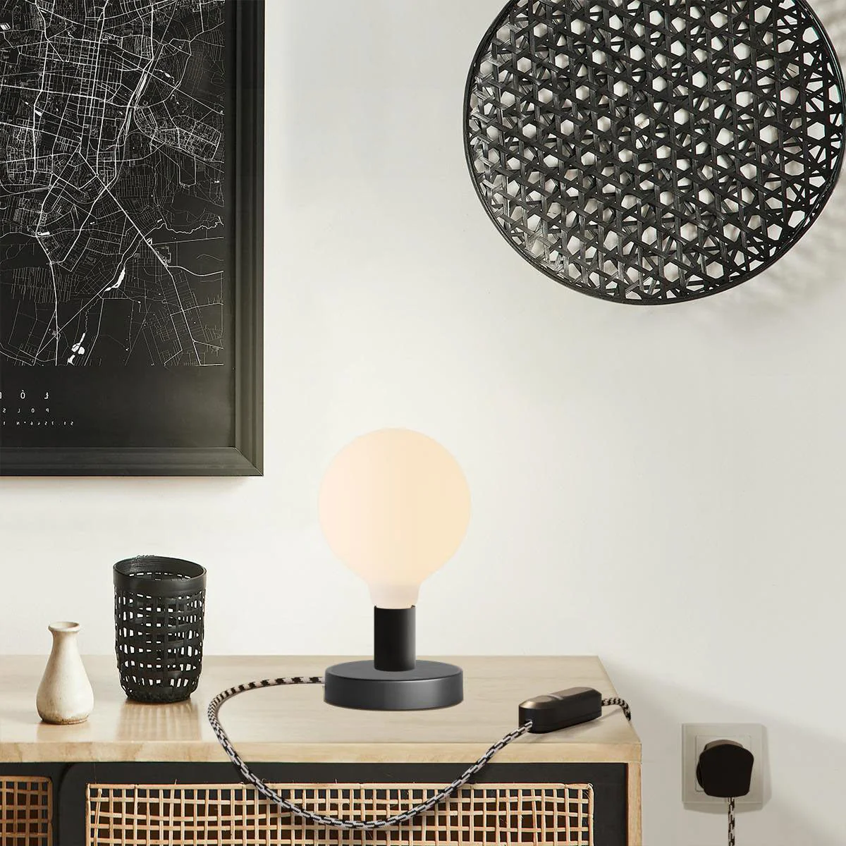 Posaluce Globo table lamp in metal with UK plug - Black - Image 6